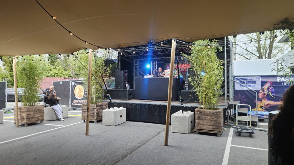Dranghekken opgesteld bij een evenement