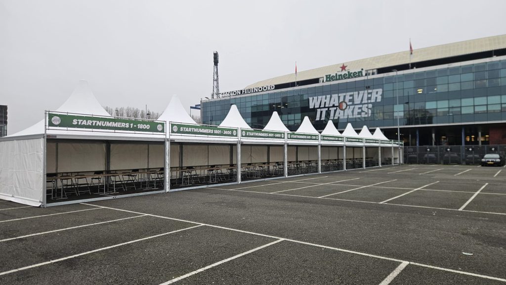 Hekwerk en materiaal op een terrein